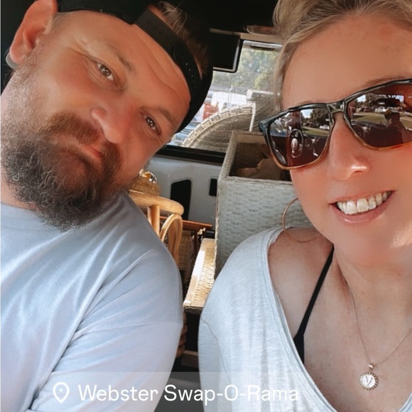 OohVintageGrace (Closet clean out & Secondhand picks for you) 🖤 - Picture 4 of 16